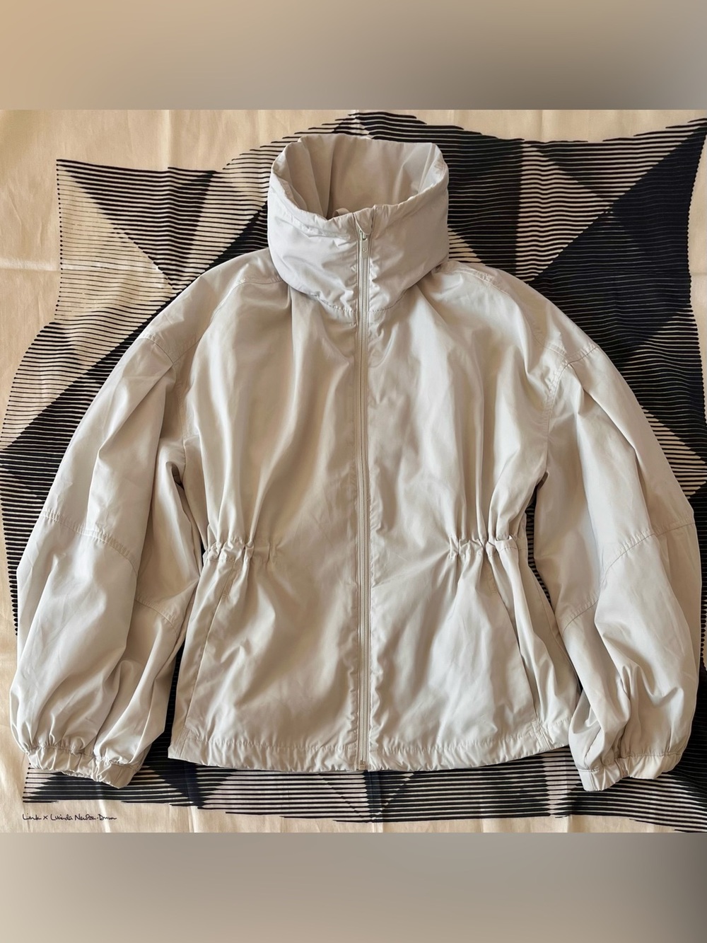 Lululemon 4 Lightweight cinchable jacket puff sleeve bone cream rain windbreaker - Picture 6 of 15